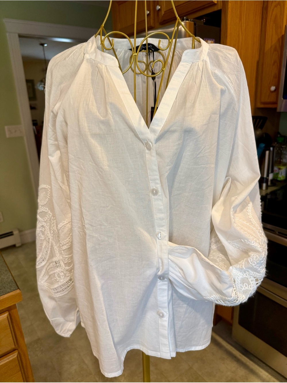 Xl NWT CHARLIE B Woman’s White Embroidered V-Neck Button Front Top
